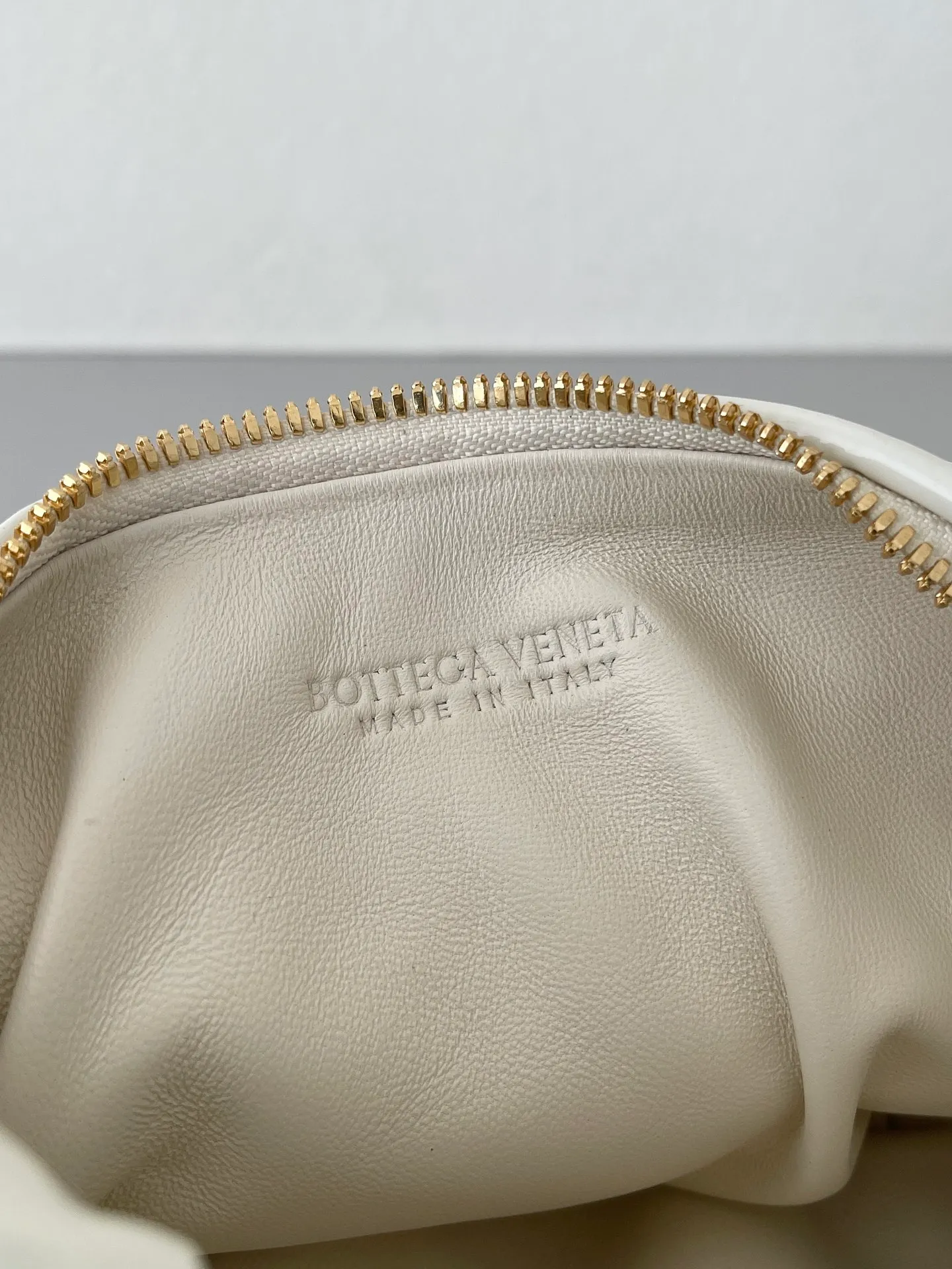 Mini Jodie Patent Leather New Color Bottega Veneta ͙.——The latest woven knotted hobo, the bag has a unique shape, is particularly practical and durable. It retains the traditional woven elements while being a little more flamboyant ~ Made of hand-woven cowhide, zipper opening and closing, curved seamless structure, effortless to match, highly recommended ⚠️⚠️⚠️ Size: 23cm*15cm*5cm